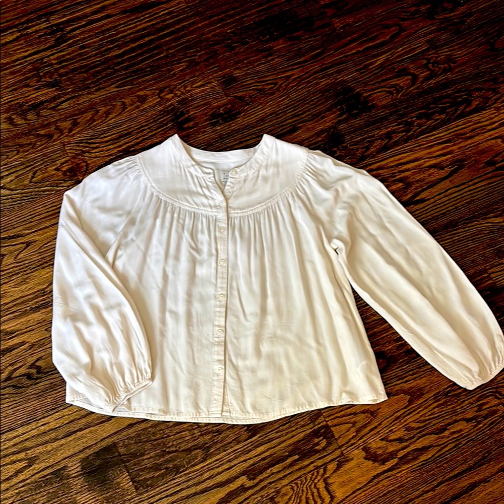 Elegant off White Button-Up Blouse
Balloon sleeve